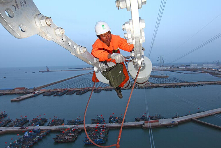 海陽(yáng)核電線路架通安全性，高空作業(yè)防墜器來(lái)保證